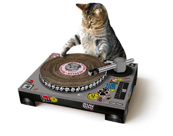 El Cat Scratch SK es un rascador de cartón para gatos que imita un tocadiscos.